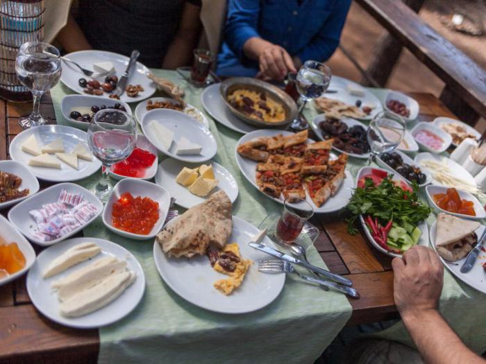 Сытный завтрак в турецком стиле
