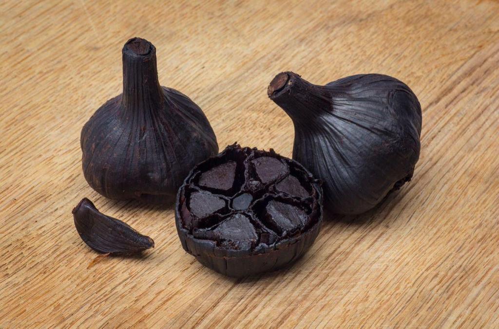 Черный чеснок – мощный усилитель вкуса, без химии. Приготовить его достаточно просто и дома, хотя процесс требует времени (инструкция)