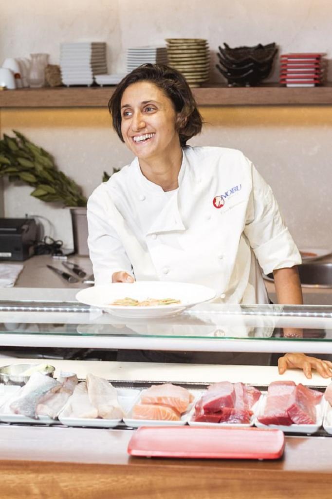 Шеф-повар Элени Манусу рассказала, как нужно есть суши: большинство людей не подозревают, что делают это неправильно