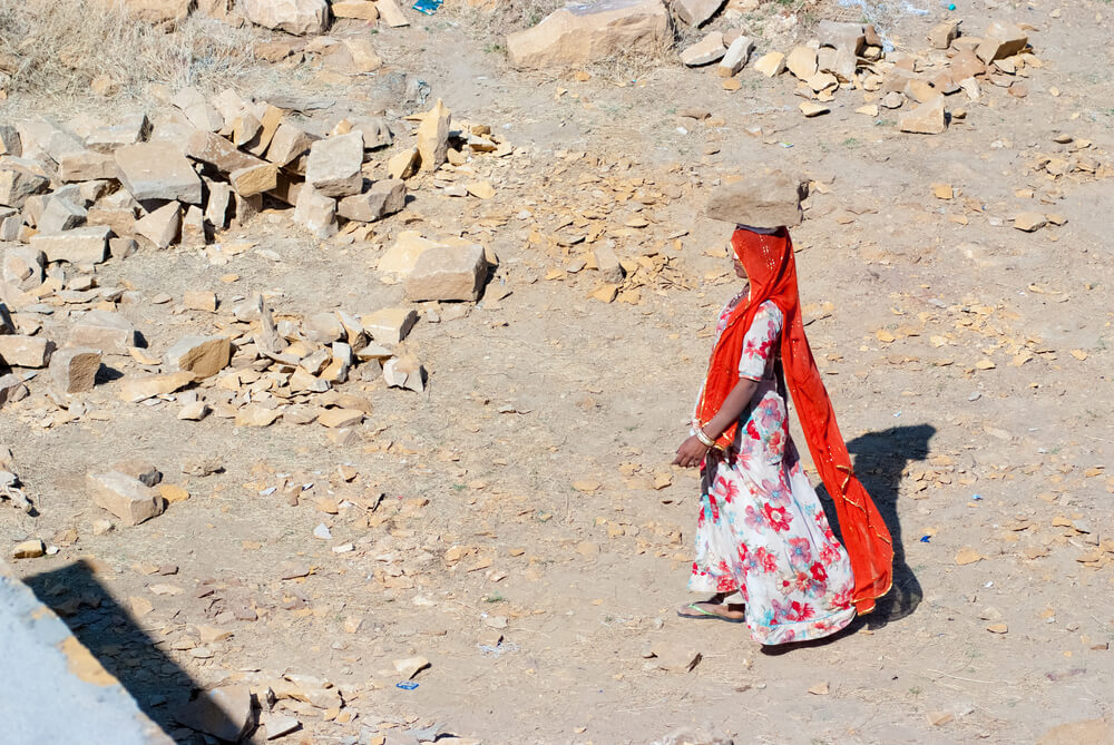 Снимок индийской женщины с ребенком на стройке облетел весь мир: реакция людей была разной