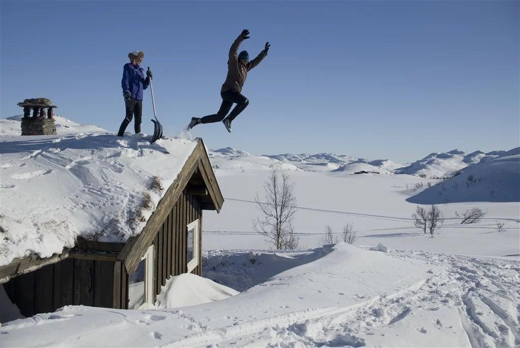 Ученые Захер, Рудольф и Лейбовиц изучили позитивность норвежцев и выяснили, как сохранить психическое здоровье в зимнем сезоне