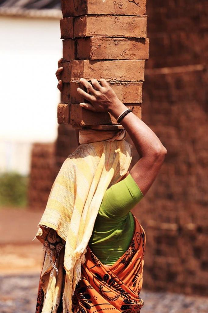 Снимок индийской женщины с ребенком на стройке облетел весь мир: реакция людей была разной