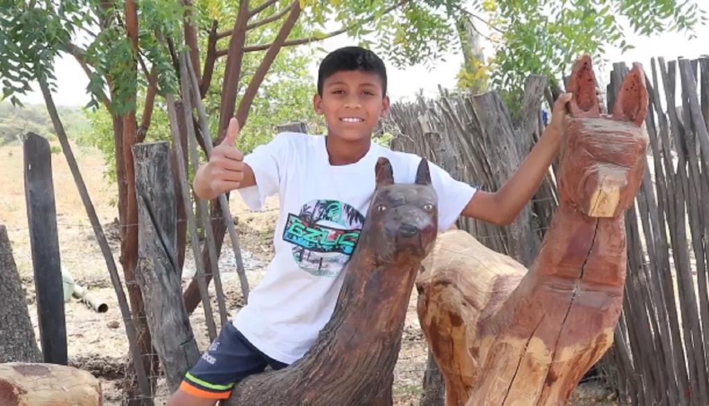 Мальчик с детства занимается ремеслом по дереву. Труд 13-летнего мастера отметили стипендией для изучения искусства