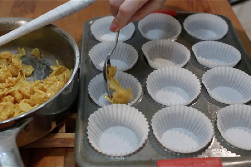 Кукурузные хлопья, запеченные с медом в духовке: необычный и сытный завтрак за 20 минут