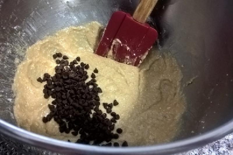 Овсяные кексики с шоколадной крошкой: воздушная шапочка из крема делает лакомство в два раза вкусней
