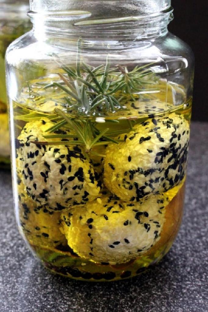 Сливочный сыр в оливковом масле: нежные шарики отлично дополняют овощные салаты и подходят в качестве самостоятельной закуски