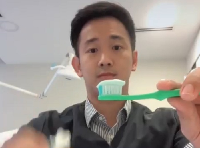 Дантист из Малайзии показал, сколько зубной пасты нужно использовать для чистки зубов: реклама нам откровенно врала