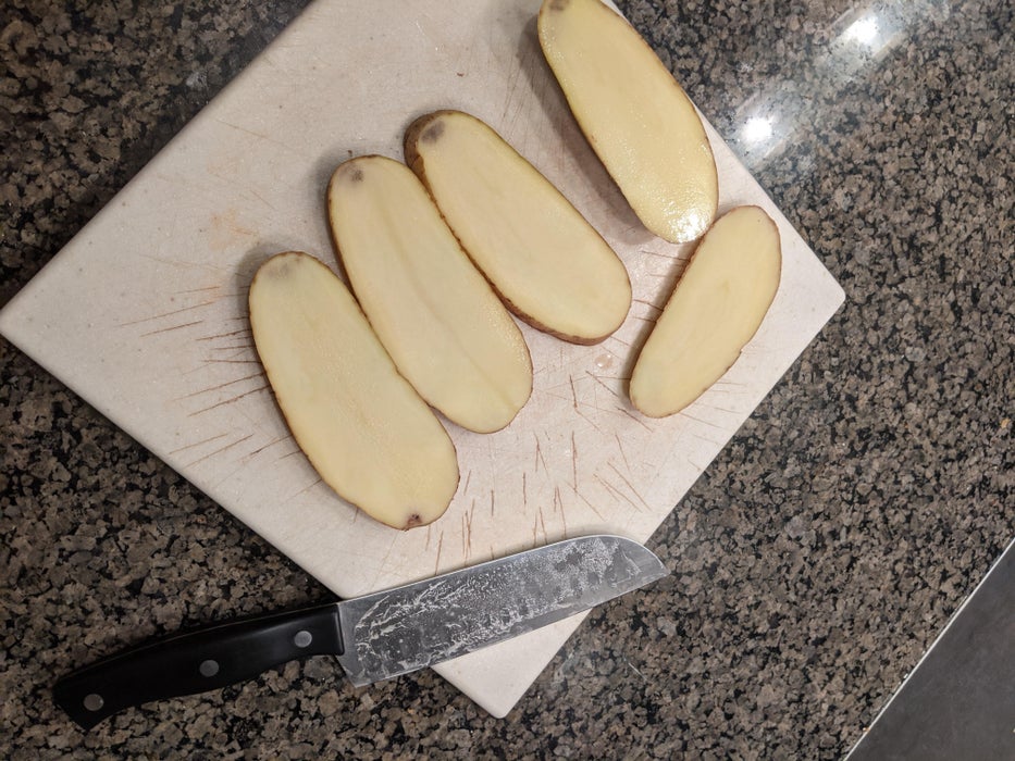 Обычный картофель можно превратить в интересную закуску: понадобятся формочки для печенья и специи
