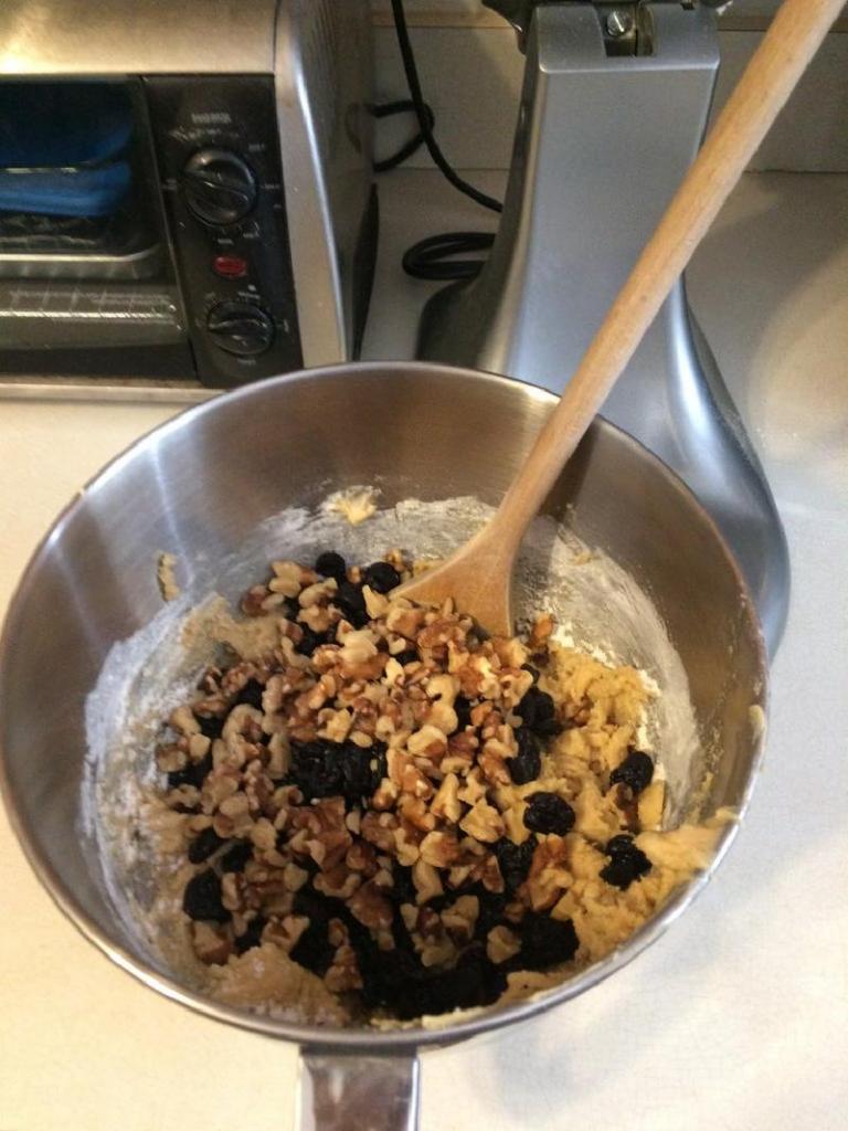 Домашнее печенье с сушеной вишней и кусочками шоколада: хрустящее лакомство для тех, кто решил забыть о диете