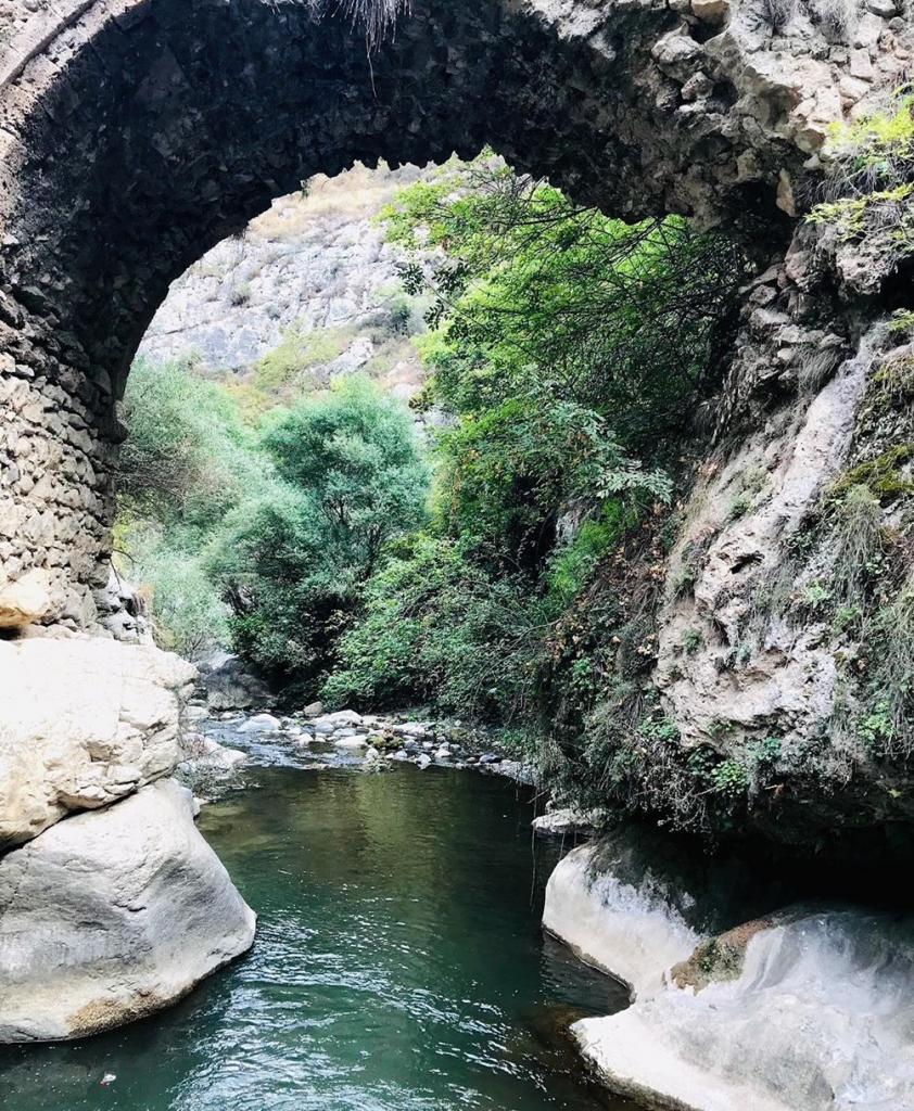 Как выглядит самый красивый уголок природы в Нагорном Карабахе: фото живописного ущелья, в котором есть и водопад, и горы, и заброшенный город