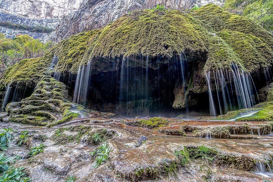 Как выглядит самый красивый уголок природы в Нагорном Карабахе: фото живописного ущелья, в котором есть и водопад, и горы, и заброшенный город