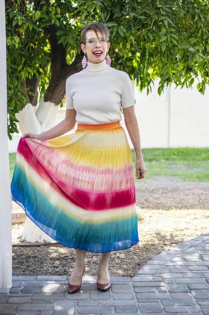 Зачем надевать юбку поверх платья: необычная идея, которую стоит взять на заметку каждой женщине
