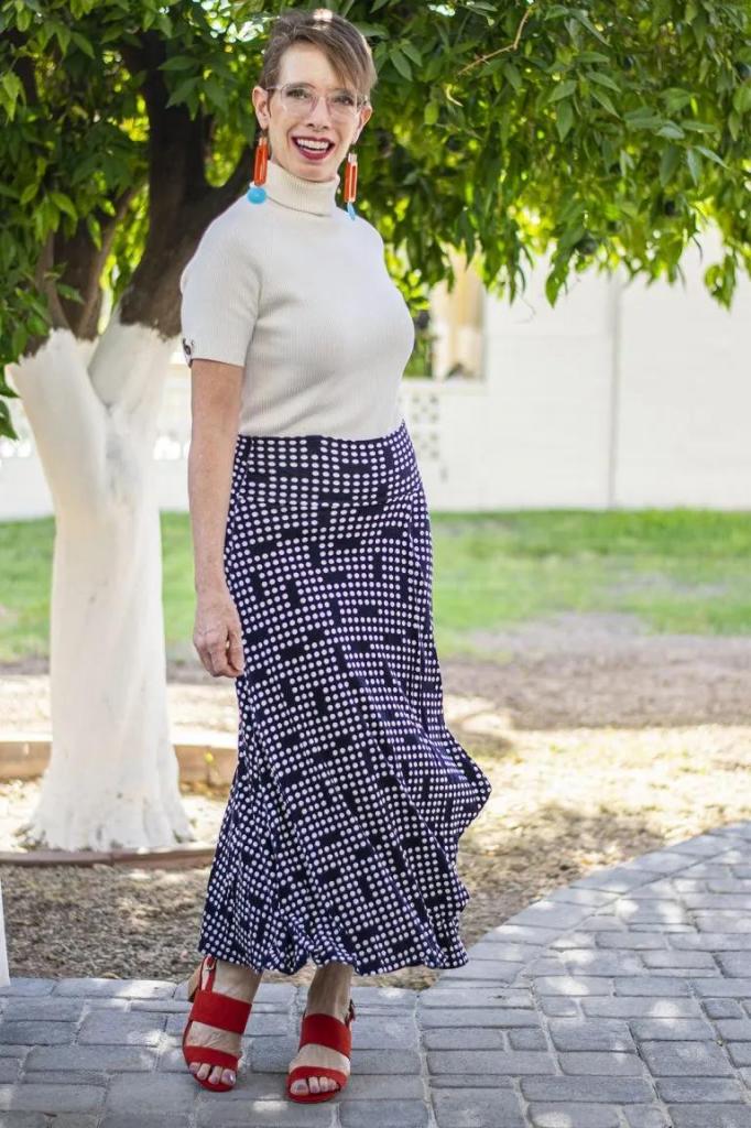 Зачем надевать юбку поверх платья: необычная идея, которую стоит взять на заметку каждой женщине
