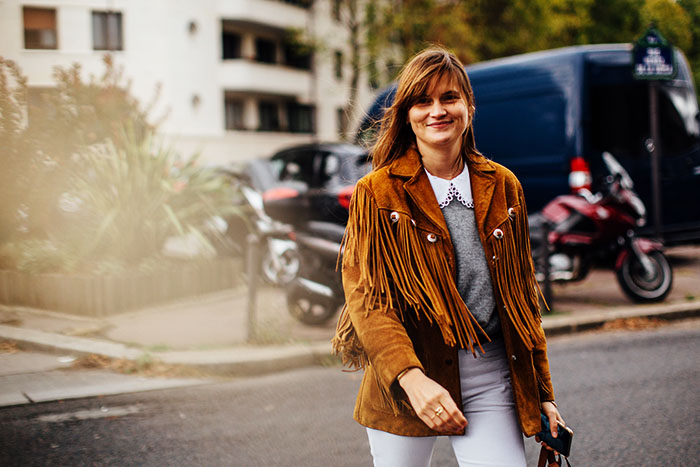 Мальчишеский стиль, монохромный вид, двухцветные изделия: самые яркие моменты парижского уличного стиля осенней Недели моды