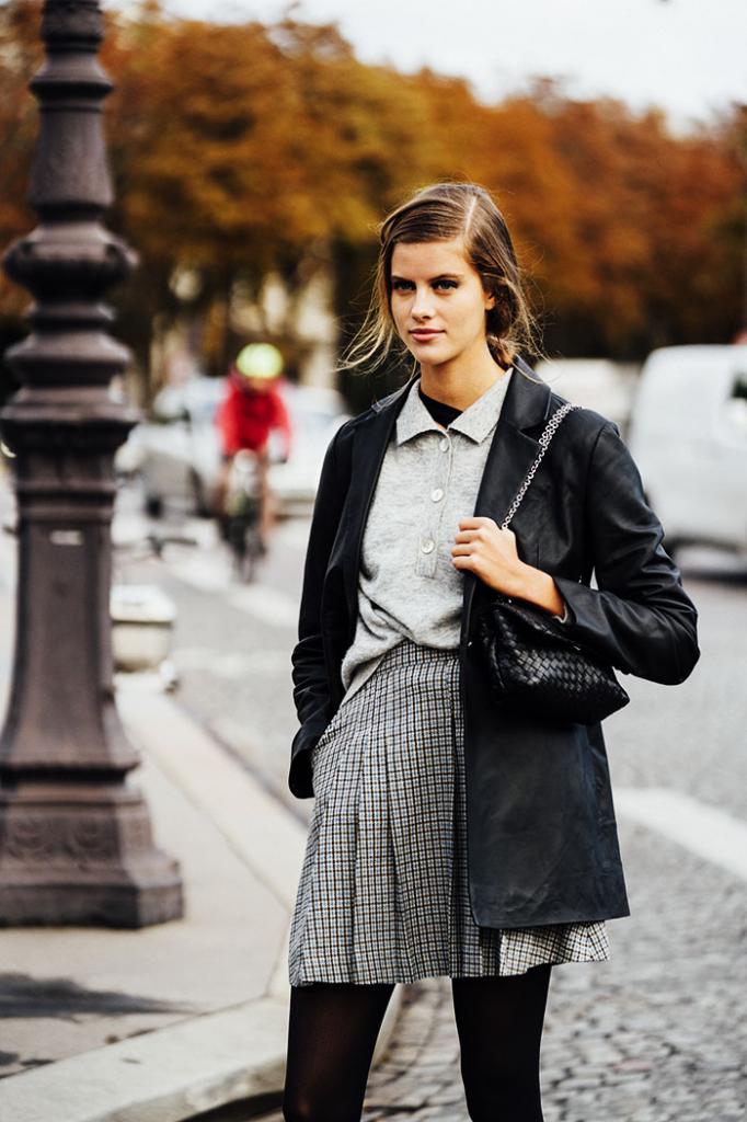 Мальчишеский стиль, монохромный вид, двухцветные изделия: самые яркие моменты парижского уличного стиля осенней Недели моды