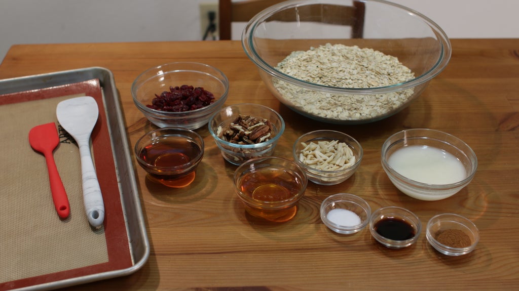 Мюсли, орехи, мед и сироп - все, что нужно для сытного и полезного завтрака