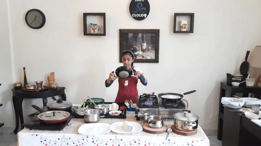 10-летняя Саанви из Индии менее чем за час готовит 30 блюд, включая кукурузные оладьи, жареный рис и курицу
