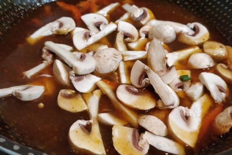 Суп с хрустящей лапшой по азиатскому рецепту из простых ингредиентов всего за 20 минут: отличный вариант ужина для любителей восточной кухни