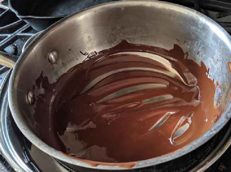 Шоколадные кексики с арахисовой начинкой: простой и быстрый десерт