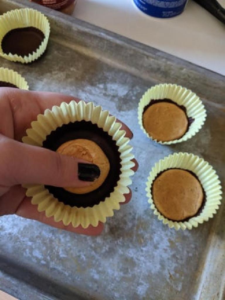Шоколадные кексики с арахисовой начинкой: простой и быстрый десерт