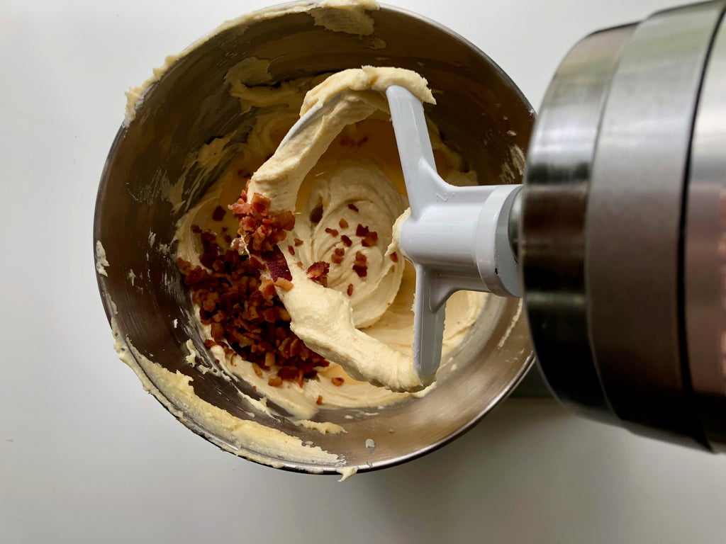 Идеальная выпечка к завтраку: ароматный кекс с жареным беконом