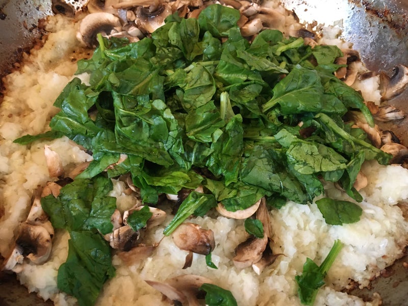 Закрытая пицца по-чикагски: хрустящая корочка и сытная закуска из мяса, грибов, сыра и овощей