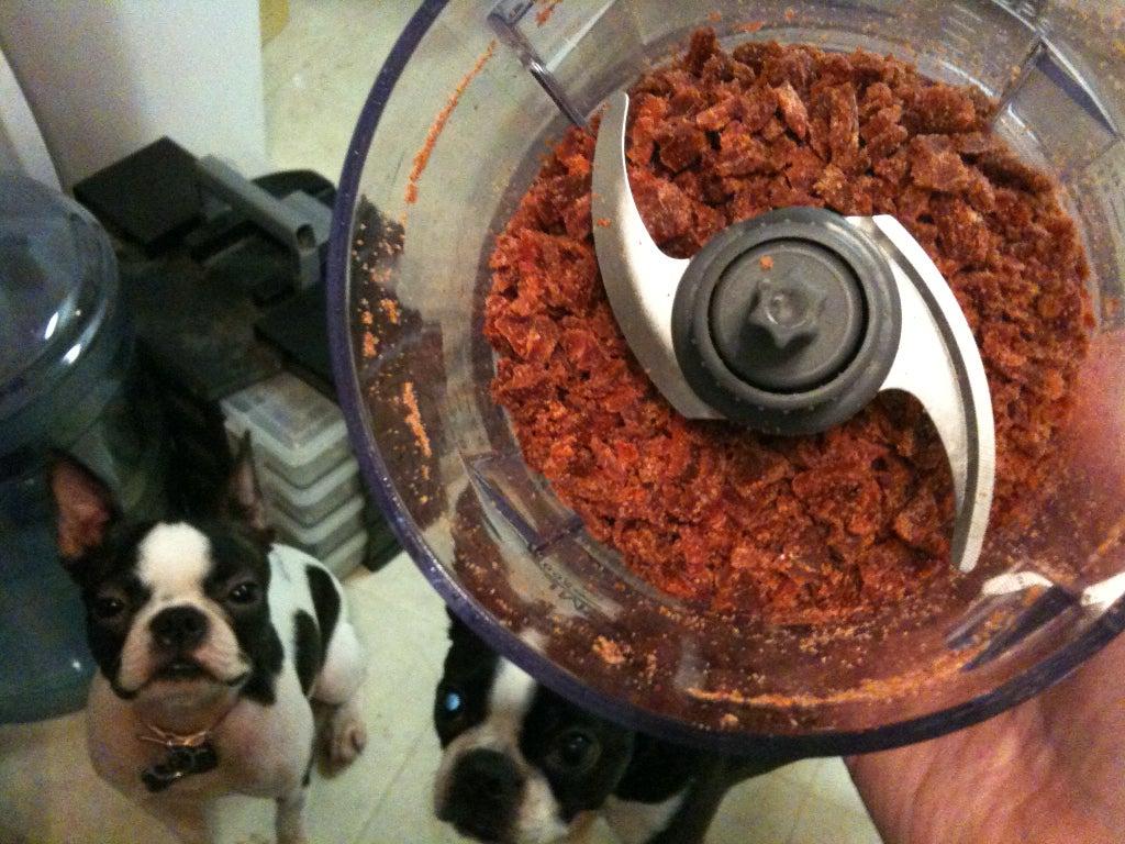 На радость мохнатому другу: готовим для собак сочные кексы из сухого корма и тыквы