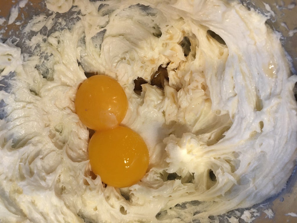 Домашние ватрушки с вишней и нежным крем-сыром: не десерт, а блаженство
