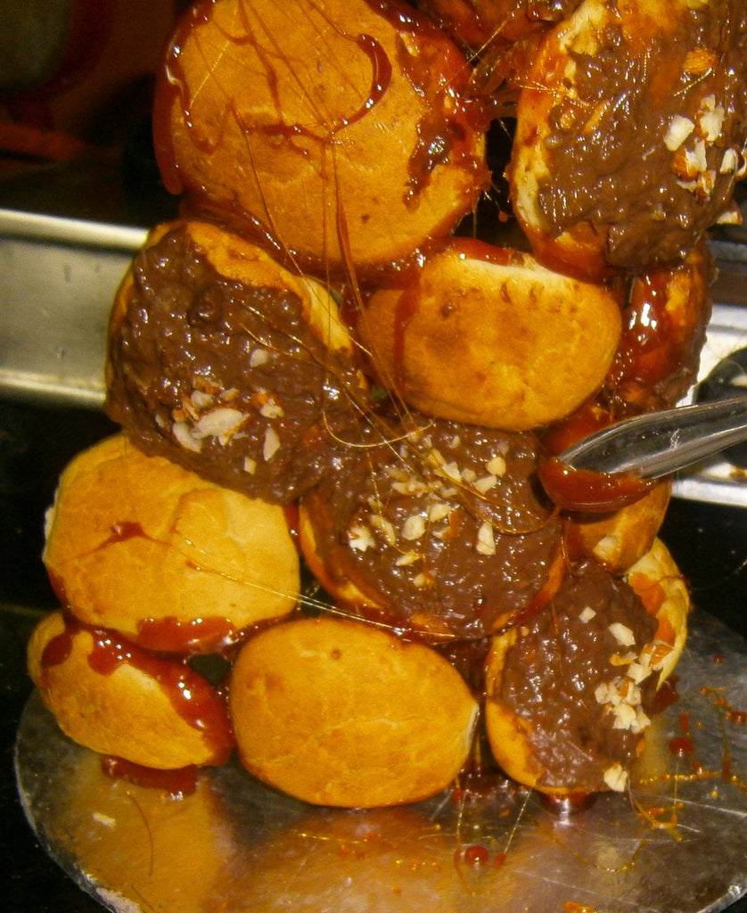 Шоколадный крокембуш с карамельной паутинкой: французский десерт, который впечатлит даже самого привередливого гурмана