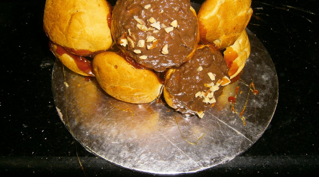 Шоколадный крокембуш с карамельной паутинкой: французский десерт, который впечатлит даже самого привередливого гурмана