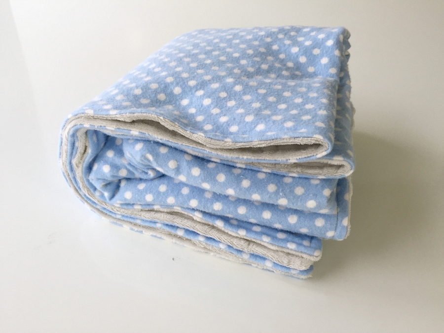 Сшила для своего малыша двустороннее одеяло нужного размера. Оно приятное, легко помещается в переноску, а на шитье ушло всего 30 минут