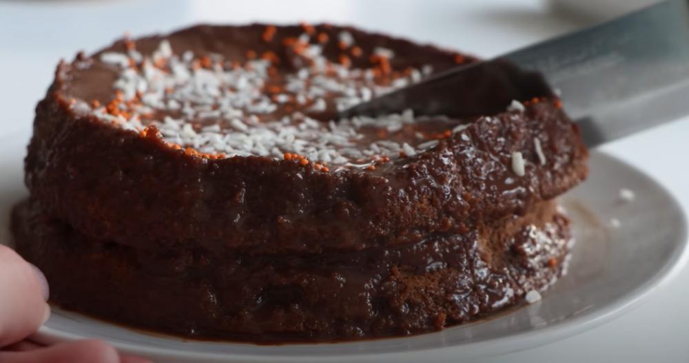 "Самый вкусный шоколадный торт в моей жизни": блогер приготовила десерт из 3 ингредиентов (без муки, крахмала и масла)