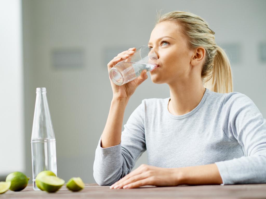 "Это дополнительная нагрузка": диетолог Инна Кононенко объяснила, почему не стоит запивать пищу водой