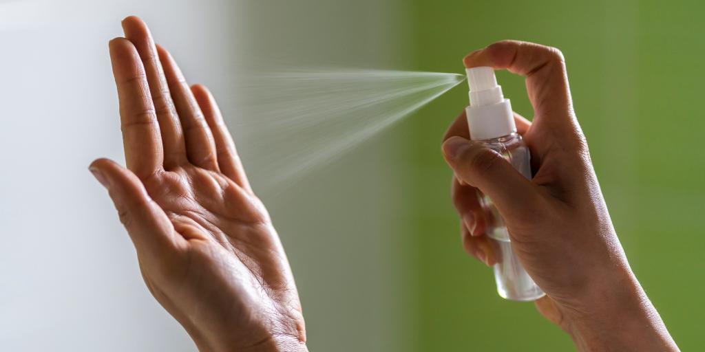 "Вызовут раздражение кожи": дерматолог Анна Сергукова объяснила, чем человеку могут навредить антисептики и как ими лучше пользоваться