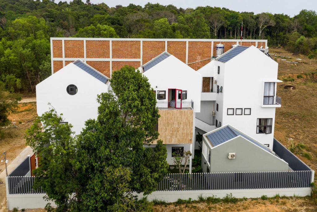 Чтобы защитить свой дом от солнечных лучей, супруги построили перед ним 15-метровую стену