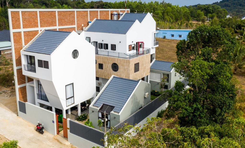 Чтобы защитить свой дом от солнечных лучей, супруги построили перед ним 15-метровую стену