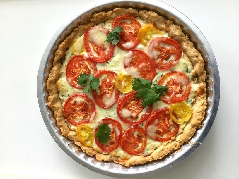 Деревенский пирог с томатами и сыром на основе домашнего теста: отличное блюдо для повседневного рациона