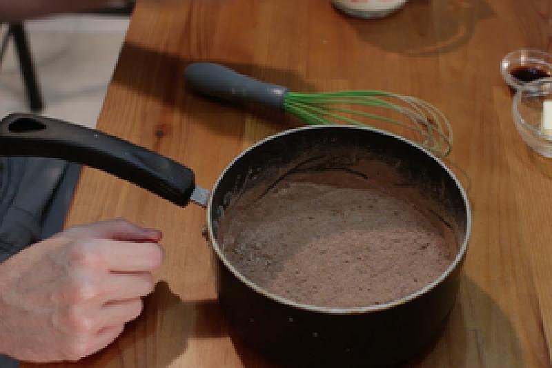 Сливочно-шоколадный пудинг из простых ингредиентов: необычный холодный десерт к утреннему кофе