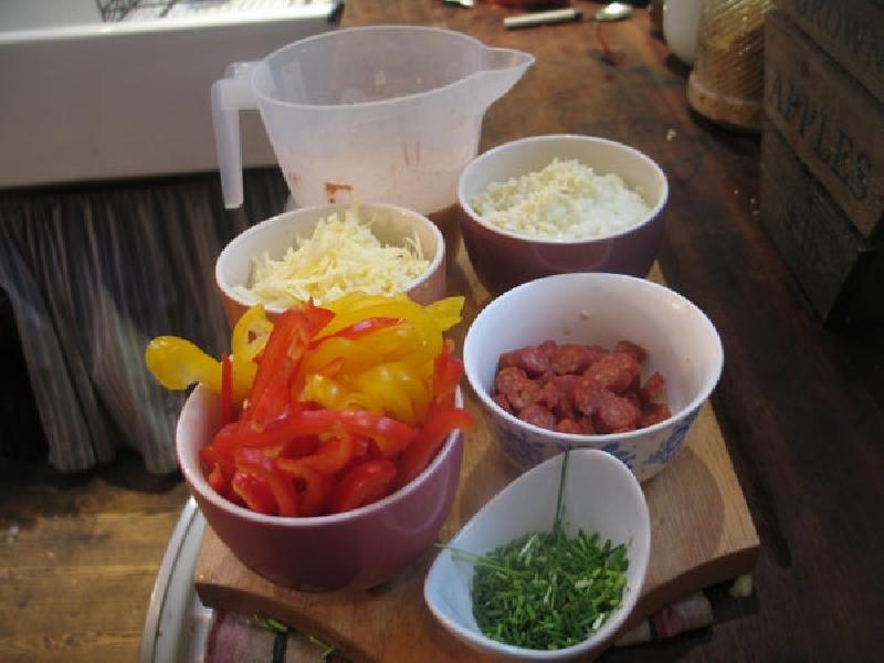 Можно готовить хоть на завтрак, хоть на ужин: сытный омлет с овощами и колбасками