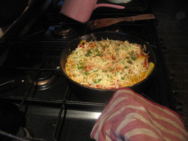 Можно готовить хоть на завтрак, хоть на ужин: сытный омлет с овощами и колбасками