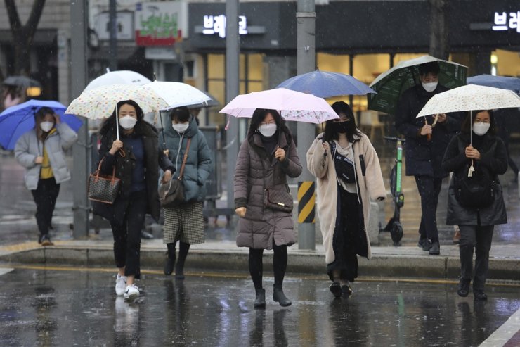 Как грязный платок на лице: врачи предупреждают, что маски не защищают от коронавируса в дождливую погоду