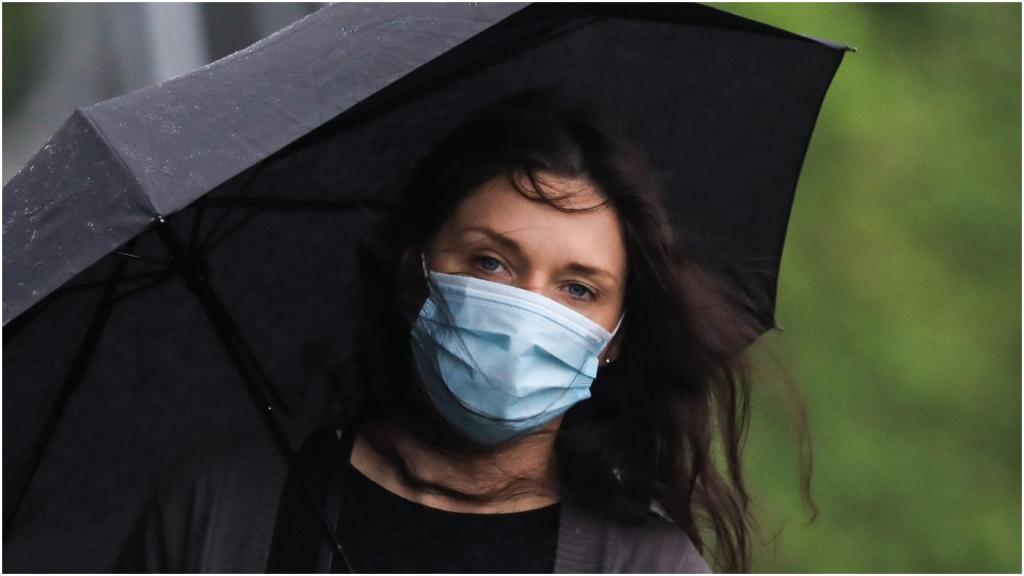 Как грязный платок на лице: врачи предупреждают, что маски не защищают от коронавируса в дождливую погоду