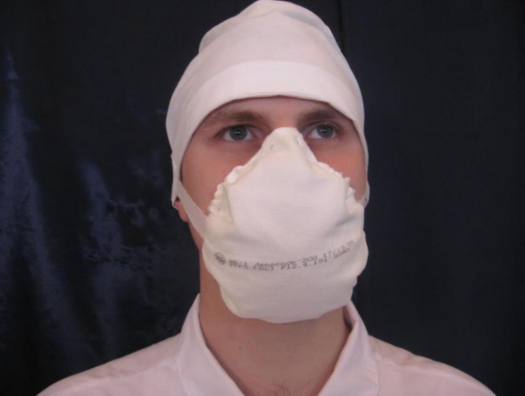 Здоровье превыше имиджа: подмосковных юристов обязали сбрить усы для удобного ношения масок