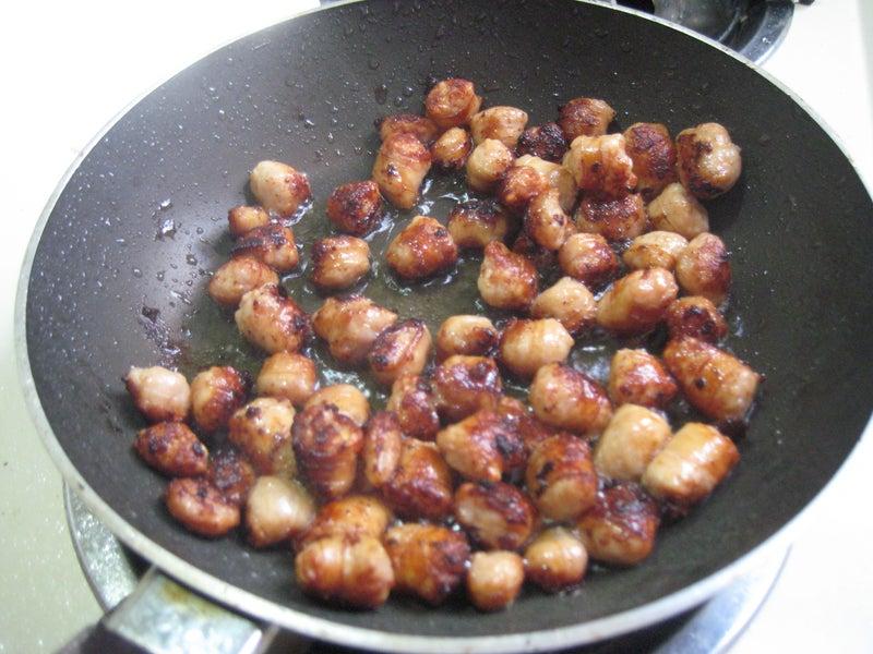 Сытные шарики на завтрак: заворачиваю в бекон картофельные драники, колбаски, сыр и запекаю лакомство в духовке