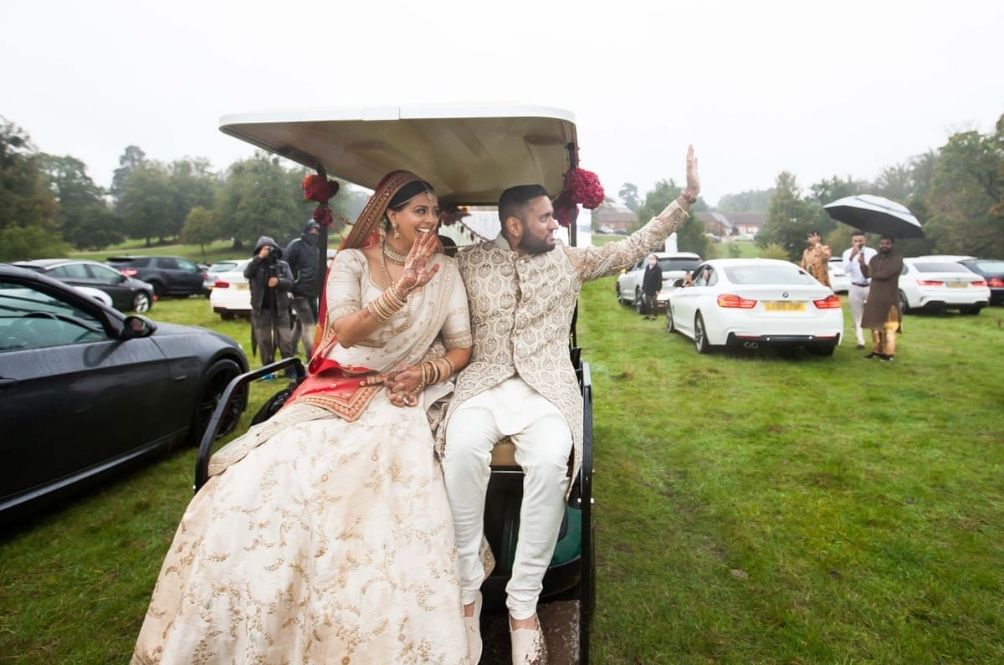 Супружеская пара в Англии провела выездную свадьбу: гости наблюдали за церемонией, сидя в своих авто