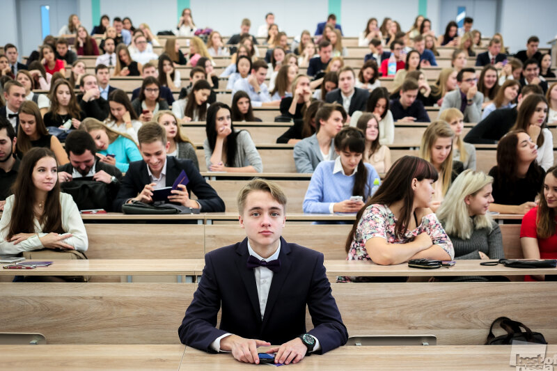 Преподаватель дрючит студентку на полу в пустой аудитории