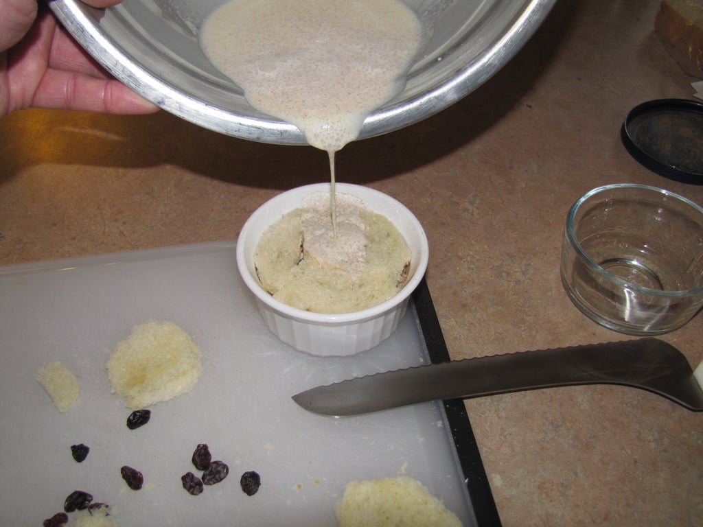 Беру французский багет, срезаю корочку и заливаю яично-молочной смесью: корица и сахар превращают скучную выпечку в изумительный завтрак