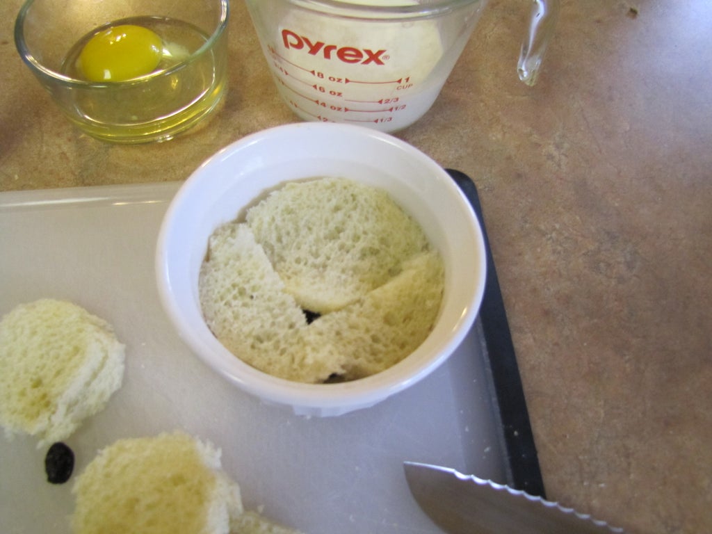 Беру французский багет, срезаю корочку и заливаю яично-молочной смесью: корица и сахар превращают скучную выпечку в изумительный завтрак