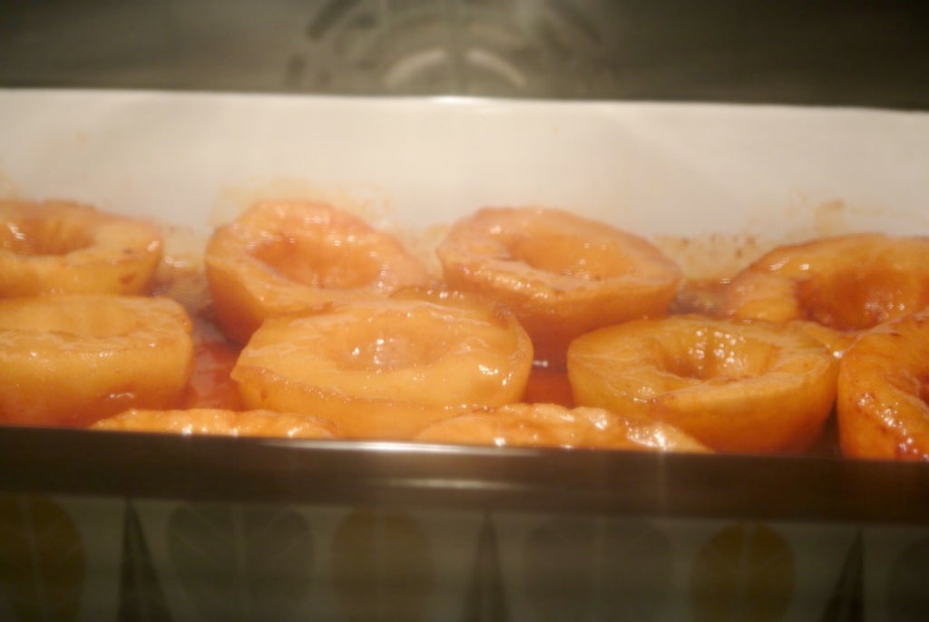 Румяные яблочки с соусом и слоеным тестом: оригинальная подача лакомства и изумительный вкус