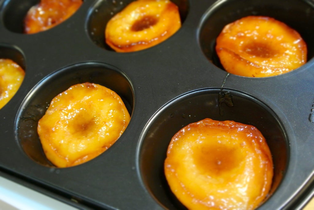 Румяные яблочки с соусом и слоеным тестом: оригинальная подача лакомства и изумительный вкус
